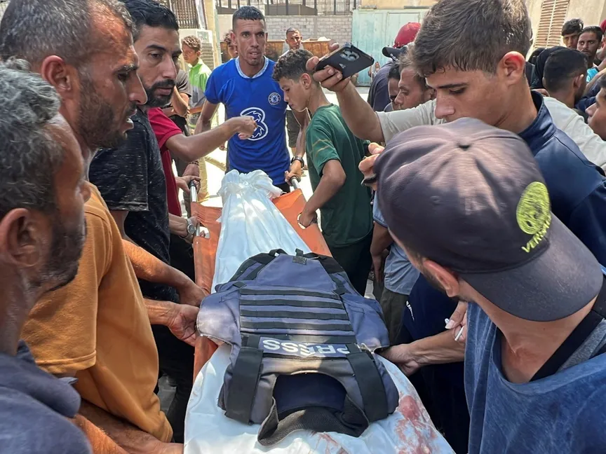 مشيعون يحملون جثمان المصور الفلسطيني حسام المصري، الذي كان متعاقداً مع رويترز، بعد أن قُتل مع صحفيين ومدنيين آخرين في غارات إسرائيلية على مستشفى ناصر في خان يونس بجنوب قطاع غزة. 25 أغسطس 2025 - Reuters