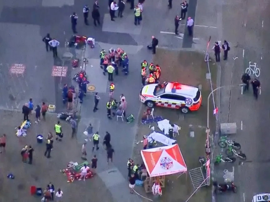 مشهد جوي لطواقة الطوارئ وقوات الأمن في موقع إطلاق نار على شاطئ بوندي بمدينة سيدني الأسترالية. 14 ديسمبر 2025 - رويترز