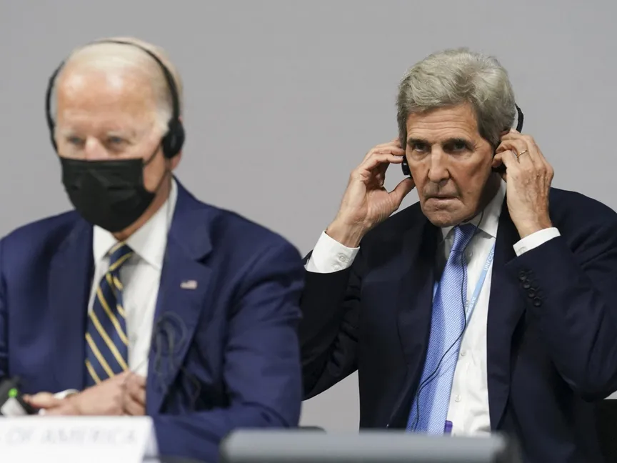 المبعوث الأميركي لشؤون المناخ جون كيري يجلس خلف الرئيس الأميركي جو بايدن خلال مؤتمر الأمم المتحدة للمناخ COP26. 1 نوفمبر 2021. جلاسكو، المملكة المتحدة. - AFP