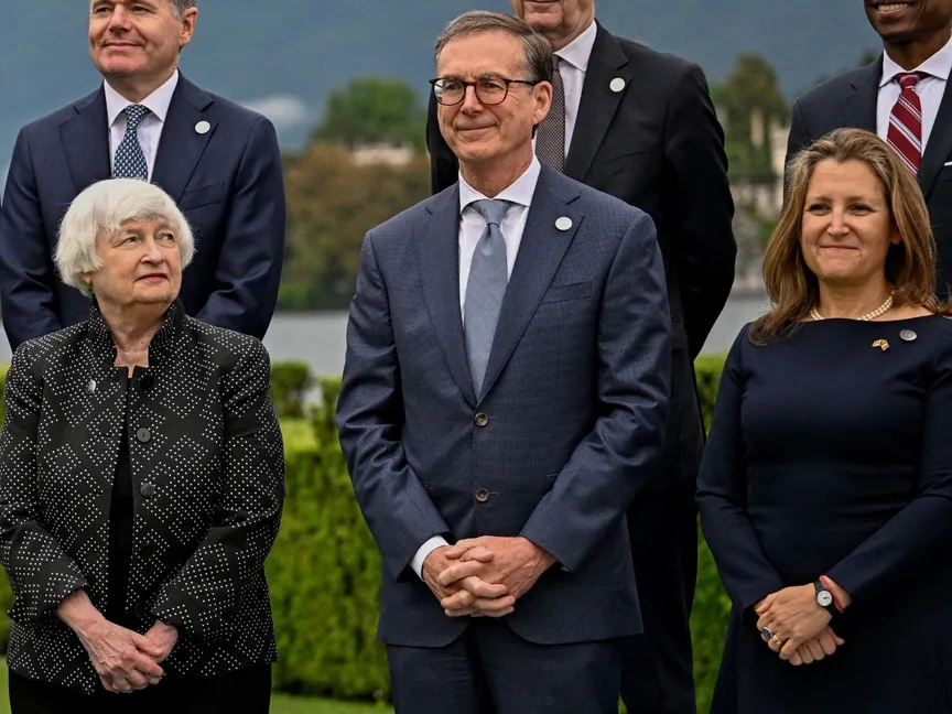 وزيرة الخزانة الأميركية جانيت يلين (يسار)، إلى جانب محافظ بنك كندا تيف ماكلي، ووزيرة المالية الكندية كريستيا فريلاند خلال اجتماعات مجموعة السبع في إيطاليا. 24 مايو 2024 - AFP