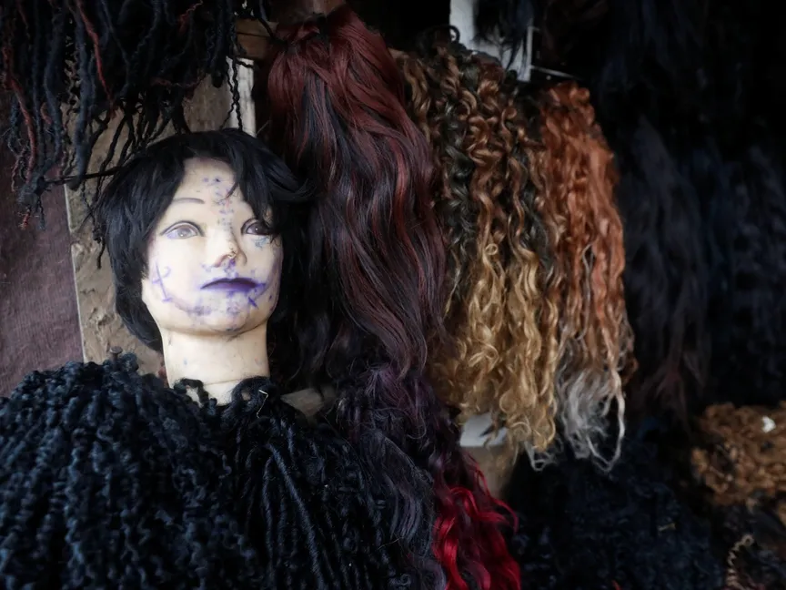 تضر صحة المرأة.. مواد كيميائية خطيرة في وصلات الشعر