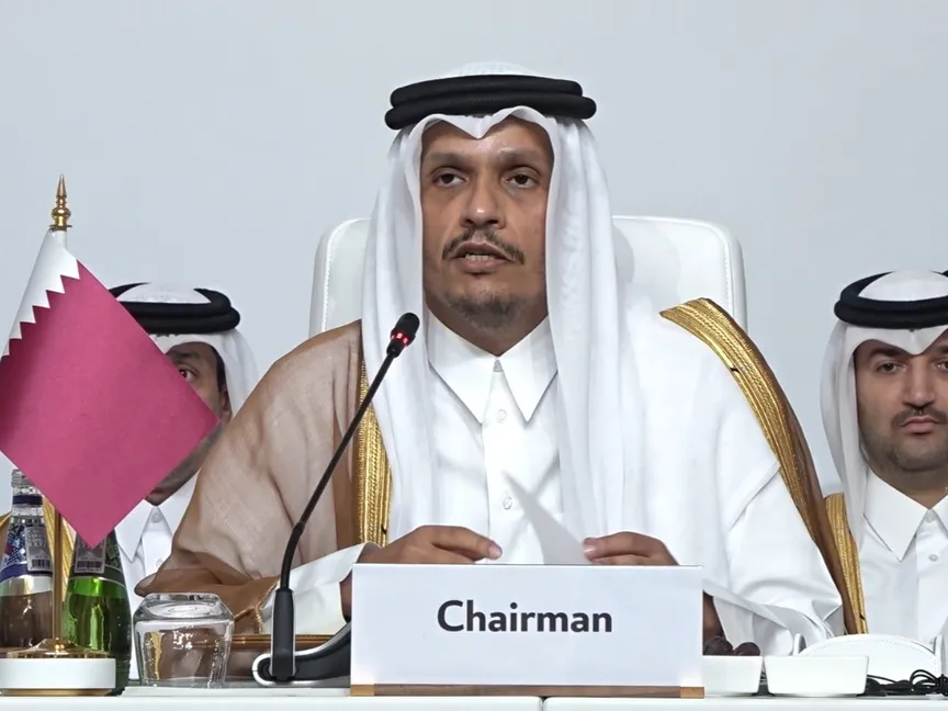 رئيس الوزراء وزير الخارجية القطري الشيخ محمد بن عبد الرحمن يلقي كلمة خلال الاجتماع التحضيري للقمة العربية الإسلامية التي تستضيفها الدوحة. 14 سبتمبر 2025