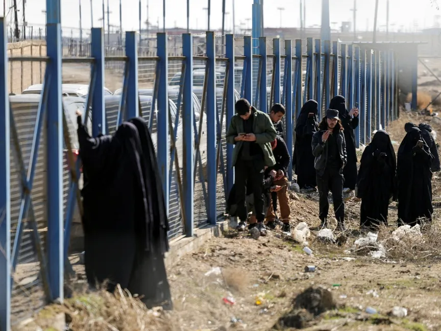 مجموعة أشخاص لديهم صلات بعناصر تنظيم داعش داخل مخيم الهول بعد سيطرة الحكومة السورية عليه في الحسكة- 21 يناير 2026 - Reuters