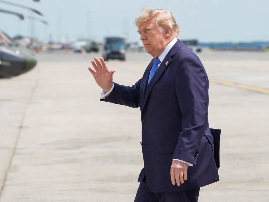 الرئيس الأميركي دونالد ترمب يتوجه للصعود على متن المروحية الرئاسية في مطار JFK بنيويورك، 14 أغسطس 2026 - Reuters