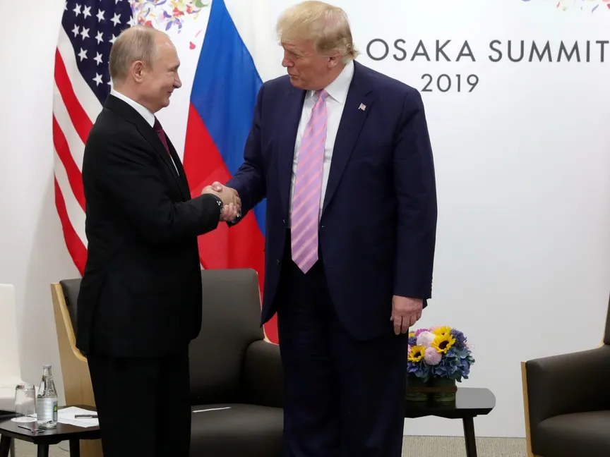 الرئيس الأميركي دونالد ترمب يستقبل الرئيس الروسي فلاديمير بوتين خلال اجتماع على هامش قمة مجموعة العشرين في أوساكا باليابان. 28 يونيو 2019 - REUTERS