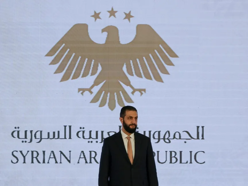 الرئيس السوري أحمد الشرع خلال فعالية بالعاصمة دمشق لتوقيع مذكرة تفاهم للاستثمار في سوريا. 6 أغسطس 2025 - Reuters