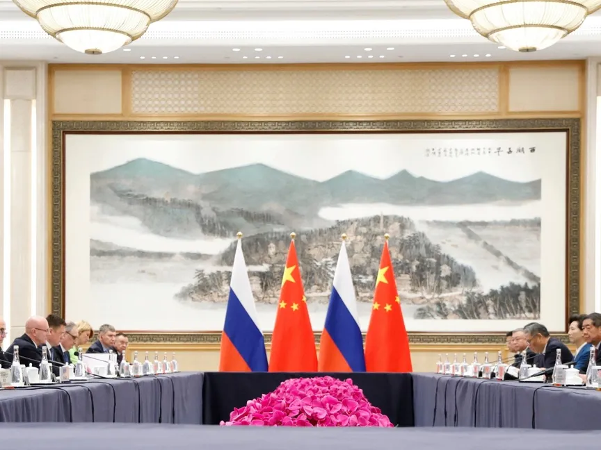رئيس مجلس الدولة الصيني لي تشيانج ورئيس الوزراء الروسي ميخائيل ميشوستين، خلال الاجتماع الدوري الثلاثين في هانجتشو، الصين، 3 نوفمبر 2025 - Reuters