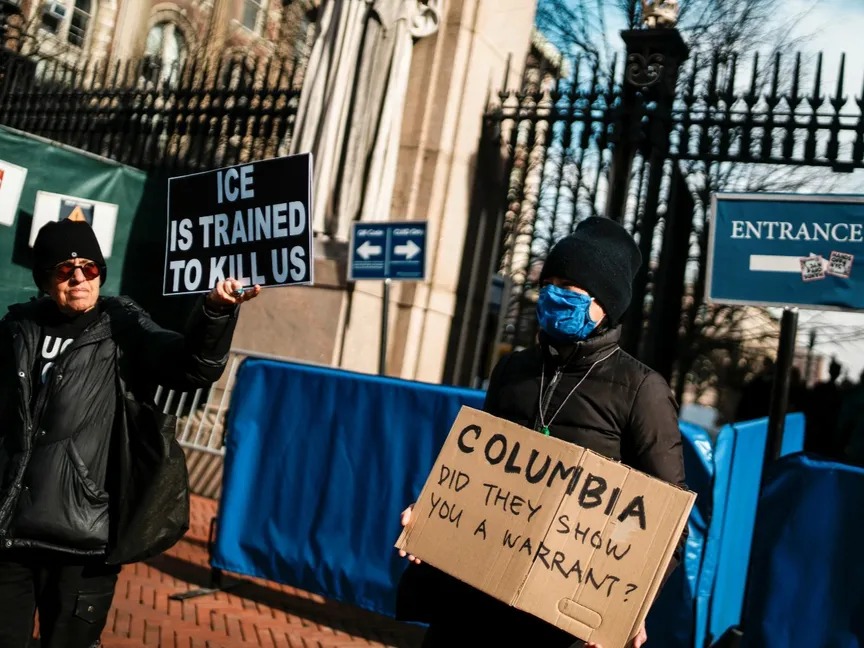 محتجون خارج حرم جامعة كولومبيا بعد أن احتجز عملاء من وزارة الأمن الداخلي الأميركية طالبة من داخل السكن الجامعي في مدينة نيويورك بالولايات المتحدة. 26 فبراير 2026 - Reuters