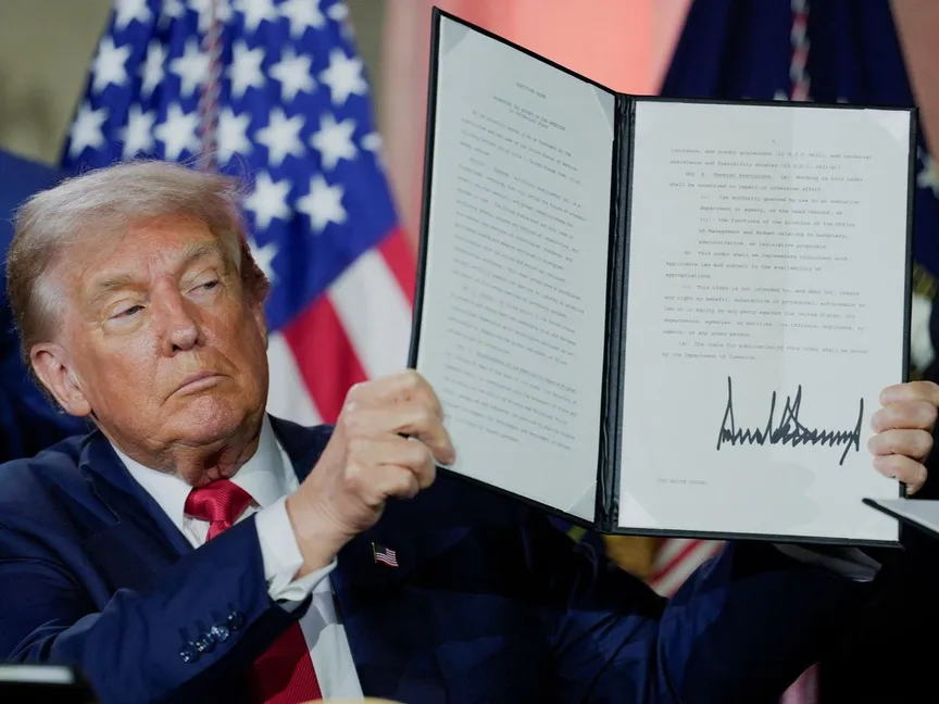 الرئيس الأميركي دونالد ترمب يوقع أمرا تنفيذيا خلال قمة " Winning Al Race" في واشنطن. 23 يوليو 2025 - Reuters - REUTERS