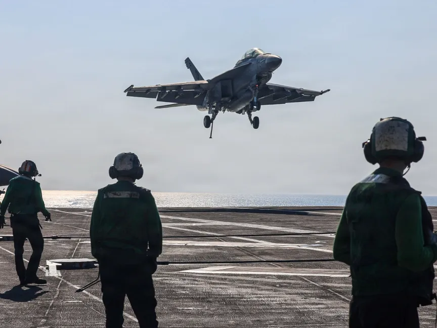 هبوط طائرة أميركية من طراز F/A-18 Super Hornets على سطح حاملة الطائرات أبراهام لينكولن في بحر العرب. 18 فبراير 2026 - x/CENTCOM