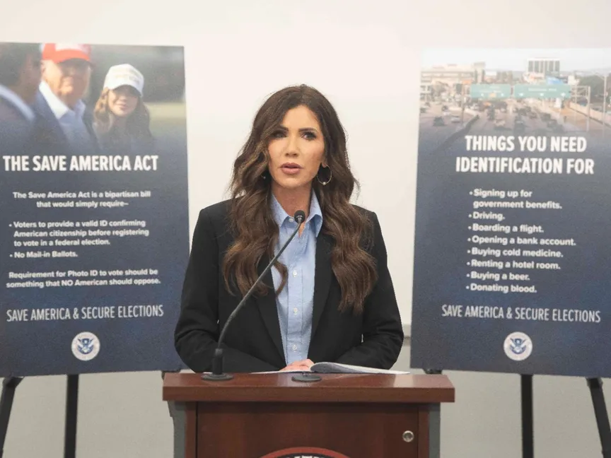 وزيرة الأمن الداخلي كريستي نويم خلال مؤتمر صحافي في أريزونا، 13 فبراير 2026 - Reuters