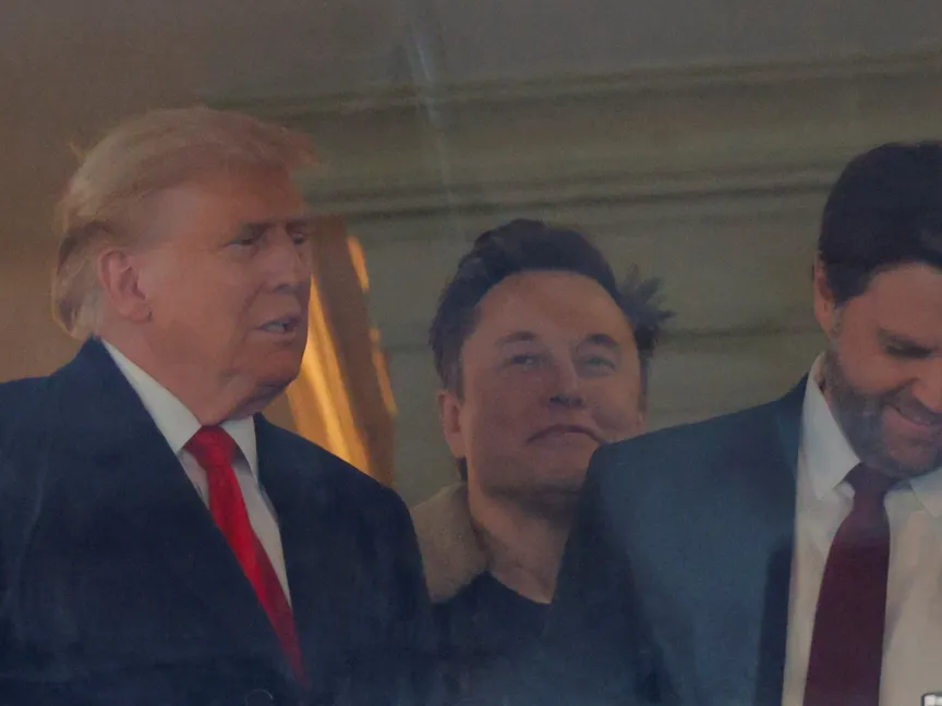 ماسك وترمب.. هيمنة "الرئيس غير المنتخب" على واشنطن تثير المخاوف والأسئلة