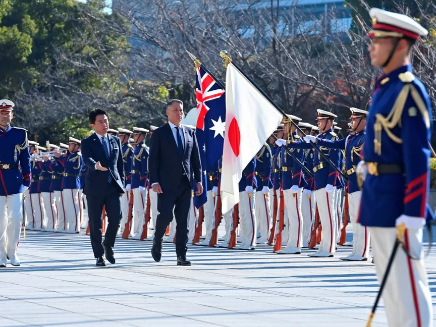 وزير الدفاع الياباني شينجيرو كويزومي يستقبل نظيره الأسترالي ريتشارد مارليس في طوكيو. 7 ديسمبر 2025 - Reuters