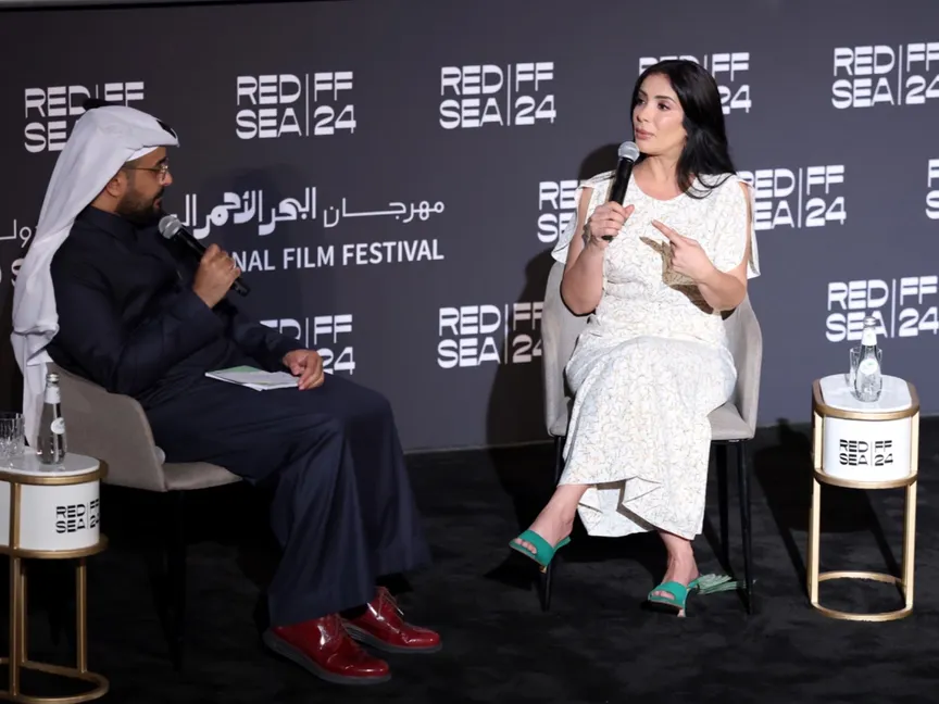 منى زكي مع الناقد السعودي أحمد العياد خلال ندوة تكريمها في الدورة الرابعة لمهرجان البحر الأحمر، جدة، ٧ ديسمبر ٢٠٢٤ - المكتب الإعلامي للمهرجان