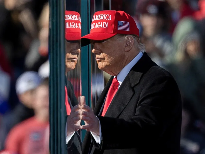 الرئيس الأميركي السابق والمرشح الجمهوري دونالد ترمب يلمس الزجاج الواقي من الرصاص خلال تجمع انتخابي في بنسلفانيا- 3 نوفمبر 2024 - Reuters