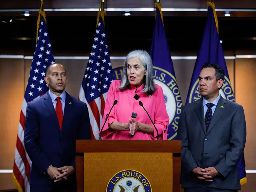 كاثرين كلارك، زعيمة الأقلية في مجلس النواب خلال مؤتمر صحافي في مبنى الكابيتول. الولايات المتحدة في 29 سبتمبر 2023 - Getty Images via AFP