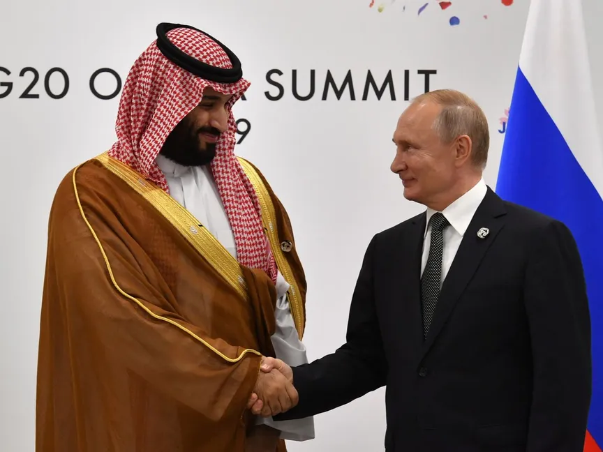 ولي العهد السعودي الأمير محمد بن سلمان والرئيس الروسي فلاديمير بوتين على هامش قمة مجموعة العشرين في مدينة أوساكا اليابانية. 29 يونيو 2019 - REUTERS