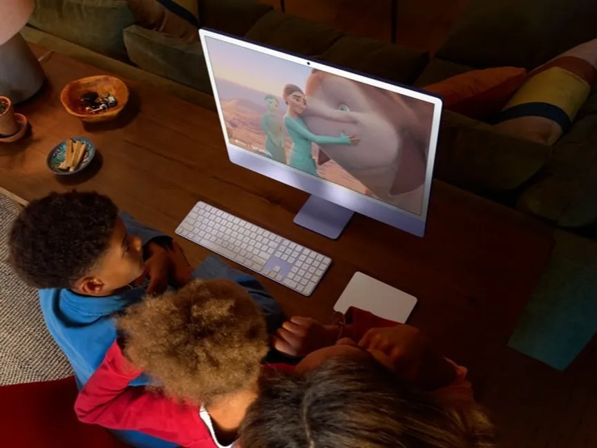 أطفال يشاهدون فيلماً على جهاز أبل المكتبي iMac 2024 الجديد - Apple