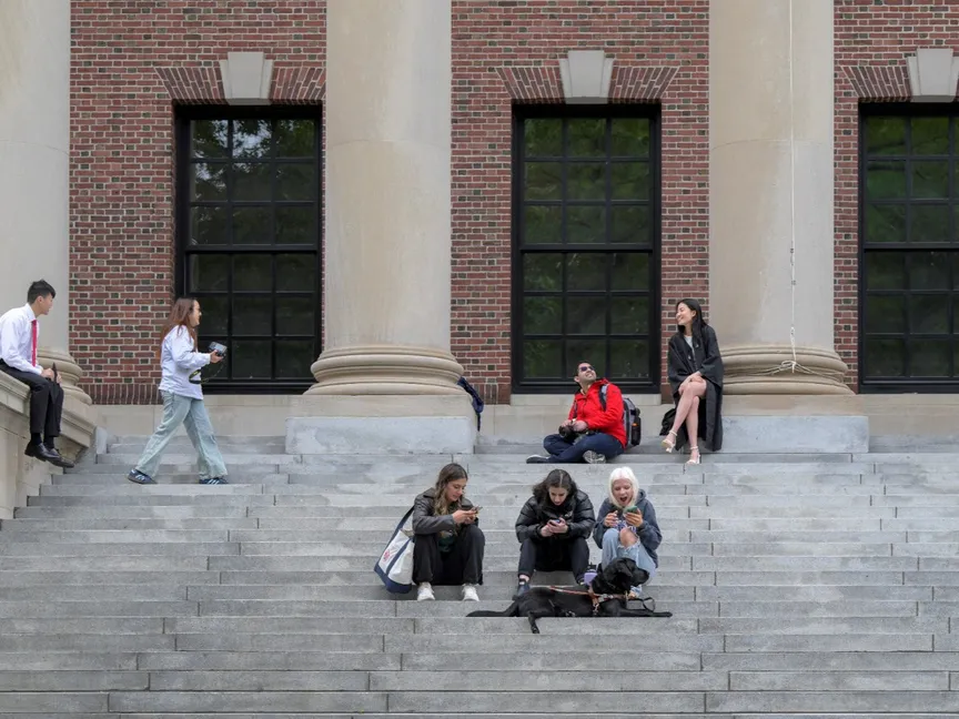 طلاب يتجمعون في حرم جامعة هارفارد في كامبريدج بولاية ماساتشوستس- 23 مايو 2025 - Reuters