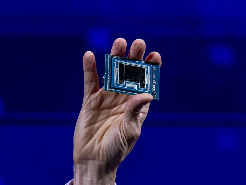الرئيس التنفيذي لشركة إنتل بات جيلسنجر يرفع معالجاً للذكاء الاصطناعي أثناء حديثه خلال مؤتمر Computex في تايبيه بتايوان. 4 يونيو 2024 - Bloomberg