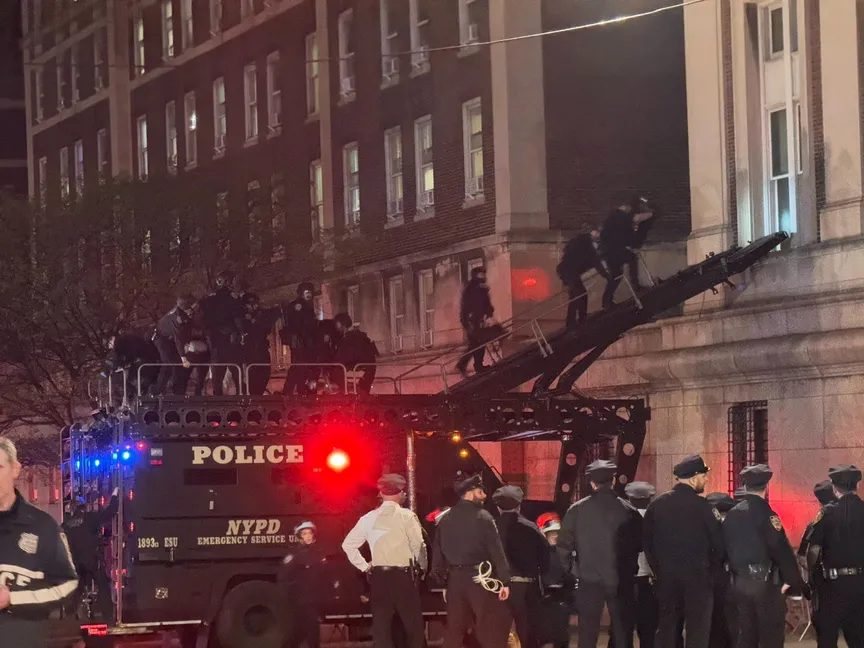 قوات الشرطة تستخدم مدرعة خاصة لاقتحام مبنى في جامعة كولومبيا لإخلائه من الطلبة. نيويورك. 30 أبريل 2024 - REUTERS