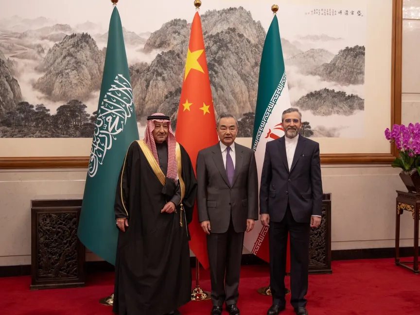 وزير الخارجية الصيني وانج يي يقف بين نائب وزير الخارجية الإيراني علي باقري كني (يمين) ونظيره السعودي وليد بن عبدالكريم الخريجي في بكين. 15 ديسمبر 2023 - Twitter/KSAMOFA