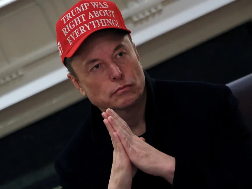 الرئيس التنفيذي لشركة "تسلا" إيلون ماسك يرتدي قبعة كُتب عليها "ترمب كان مُحقاً في كل شيء!" أثناء حضوره اجتماعًا وزارياً في البيت الأبيض. 24 مارس 2025 - Reuters