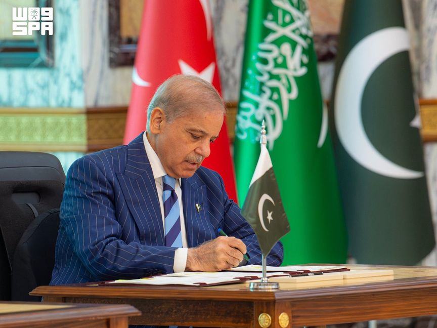 رئيس الوزراء الباكستاني يشكر ترمب على دعم "اتفاقية مكة للدفاع المشترك"