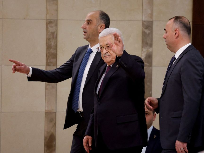 الرئيس الفلسطيني يصدر قراراً بنشر مسودة الدستور المؤقت