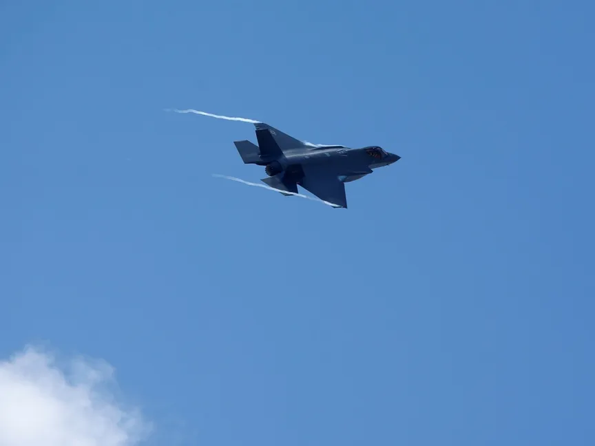 مقاتلة أميركية من طراز F35 تحلق في سماء مقدونيا الشمالية. 17 يونيو 2022 - Reuters