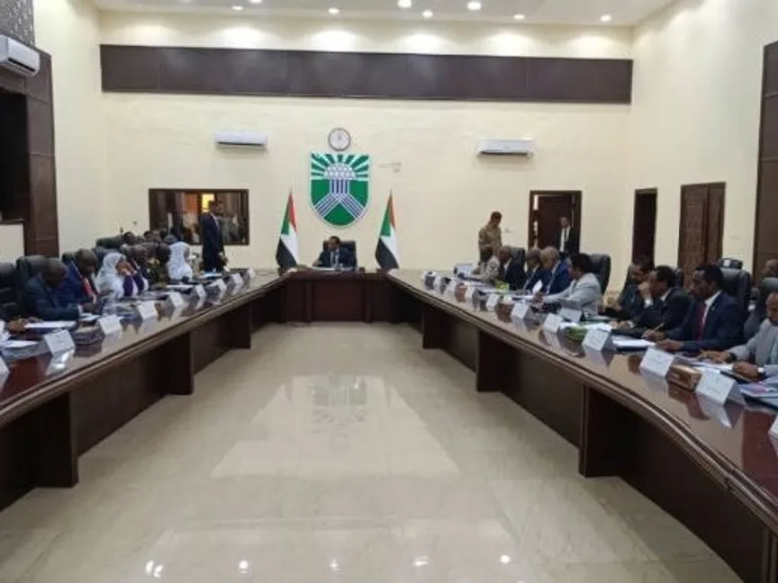 مجلس الوزراء السوداني خلال أول اجتماع له في الخرطوم برئاسة رئيس الوزراء السوداني الجديد كامل إدريس 26 أغسطس 2025 - وكالة السودان للأنباء "سونا"