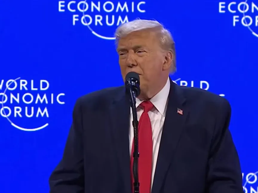 الرئيس الأميركي دونالد ترمب خلال كلمة في المنتدى الاقتصادي العالمي بمدينة دافوس في سويسرا. 21 يناير 2026 - Reuters