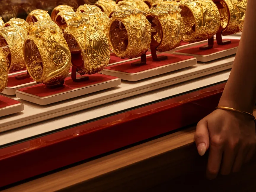 تراجع أسعار الذهب والفضة وسط ارتفاع الدولار وموجة بيع واسعة النطاق