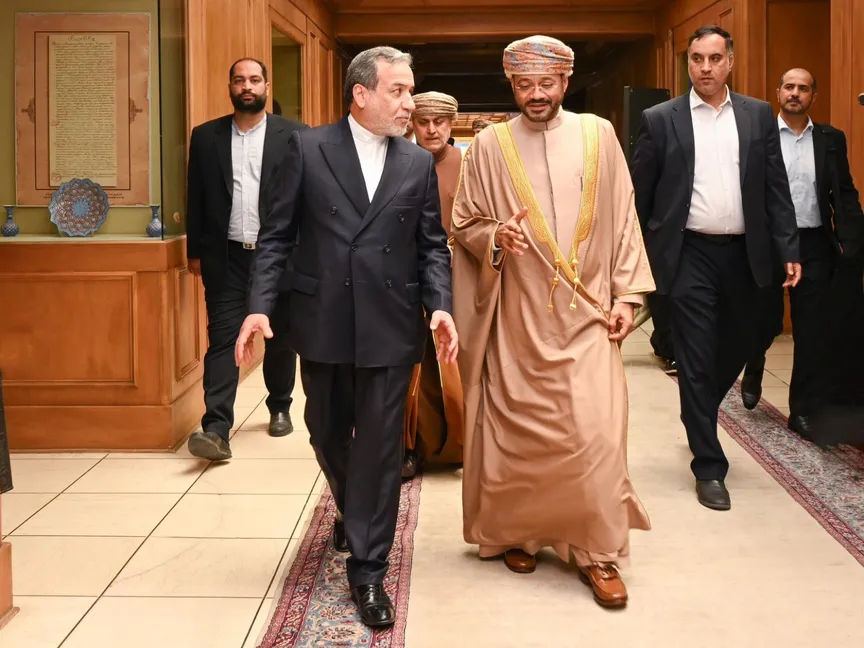 وزير الخارجية العماني بدر البورسعيدي مع نظيره الإيراني عباس عراقجي في طهران. 18 مايو 2025 - @badralbusaidi