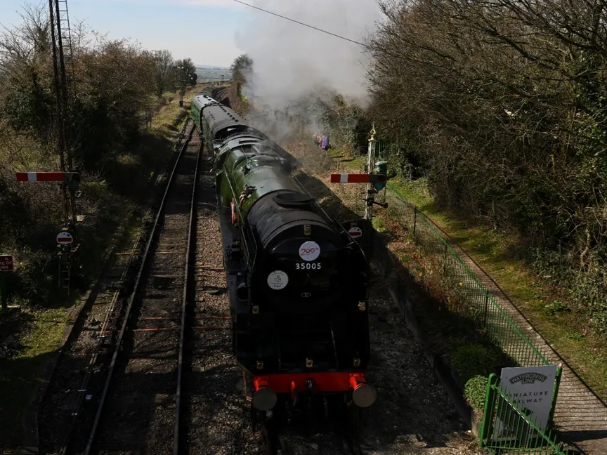 كنديان باسيفيك (Canadian Pacific) قطار بخاري يرجع إلى أربعينيات القرن الماضي عاد للخدمة مؤخراً في بريطانيا. 19 مارس 2025 - Reuters