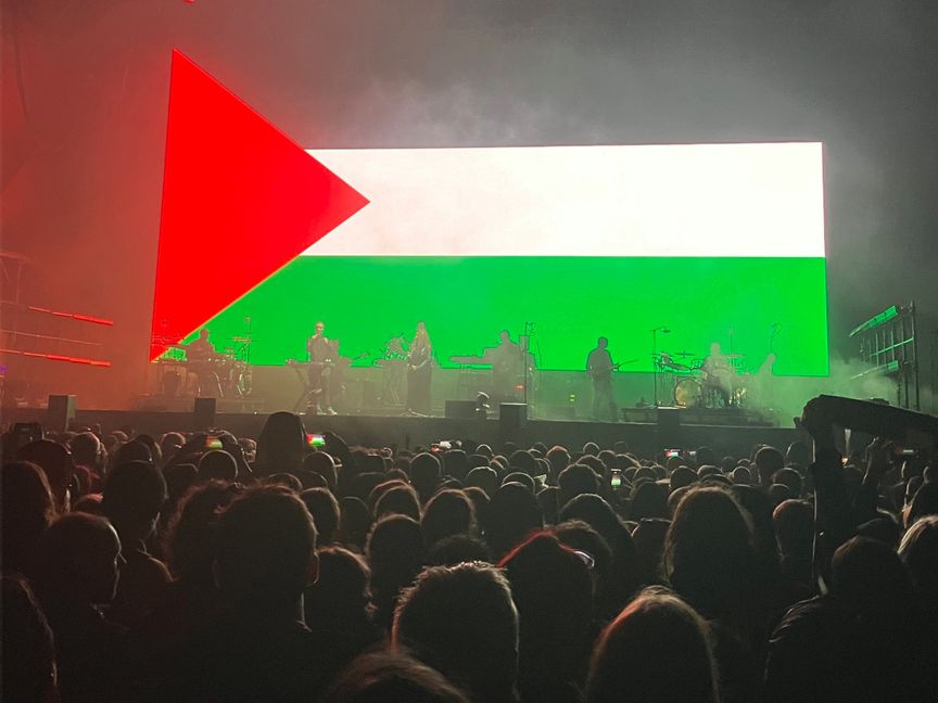 سنغافورة تحظر دخول عضوي فرقة موسيقية بريطانية لرفعهما علم فلسطين