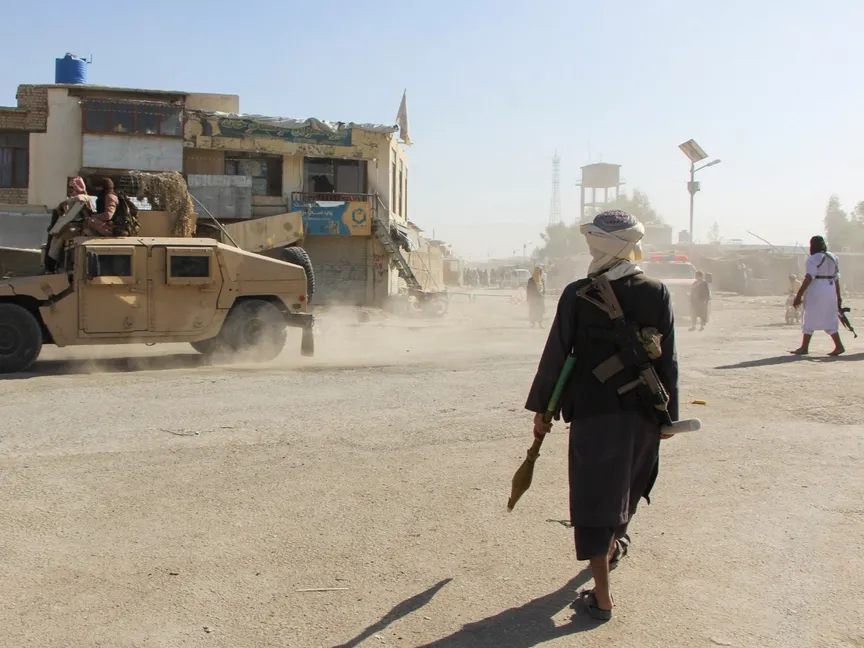 مقاتلو طالبان الأفغان يقومون بدورية بالقرب من الحدود الأفغانية الباكستانية في سبين بولداك، ولاية قندهار. 15 أكتوبر 2025 - Reuters