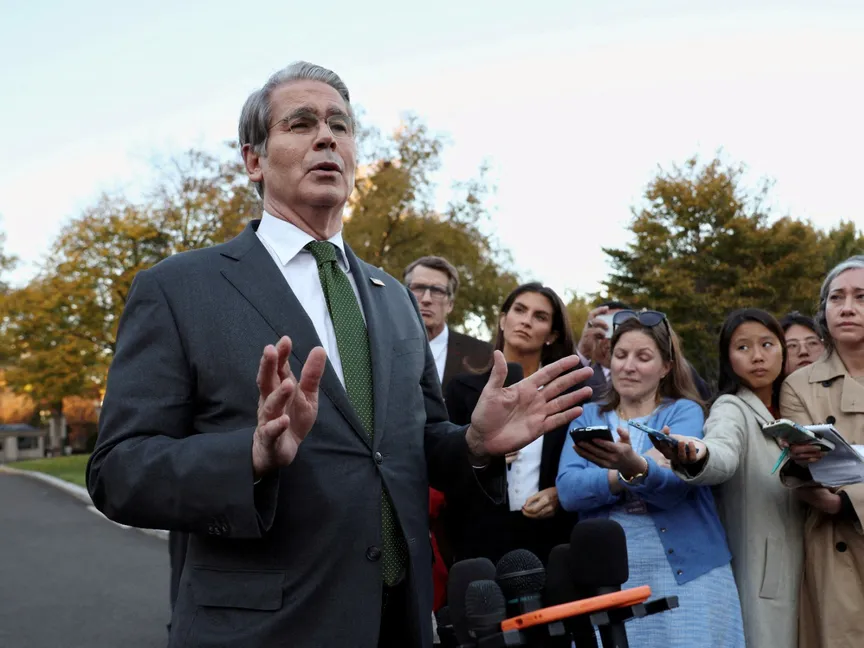 وزير الخزانة الأميركي سكوت بيسنت يتحدث إلى الصحافيين في البيت الأبيض في واشنطن العاصمة. 5 نوفمبر 2025 - REUTERS