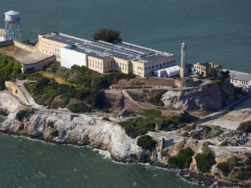 صورة جوية لسجن ألكاتراز في خليج سان فرانسيسكو بولاية كاليفورنيا الأميركية. 5 مايو 2025 - REUTERS