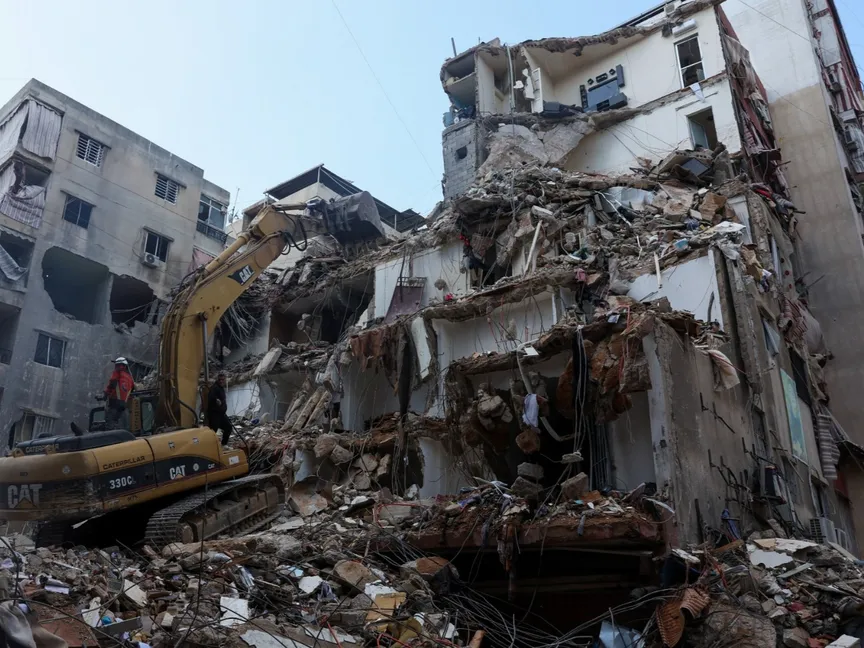 رجال الإنقاذ يعملون في موقع غارة إسرائيلية في الضواحي الجنوبية لبيروت، لبنان. 10 أبريل 2026 - Reuters