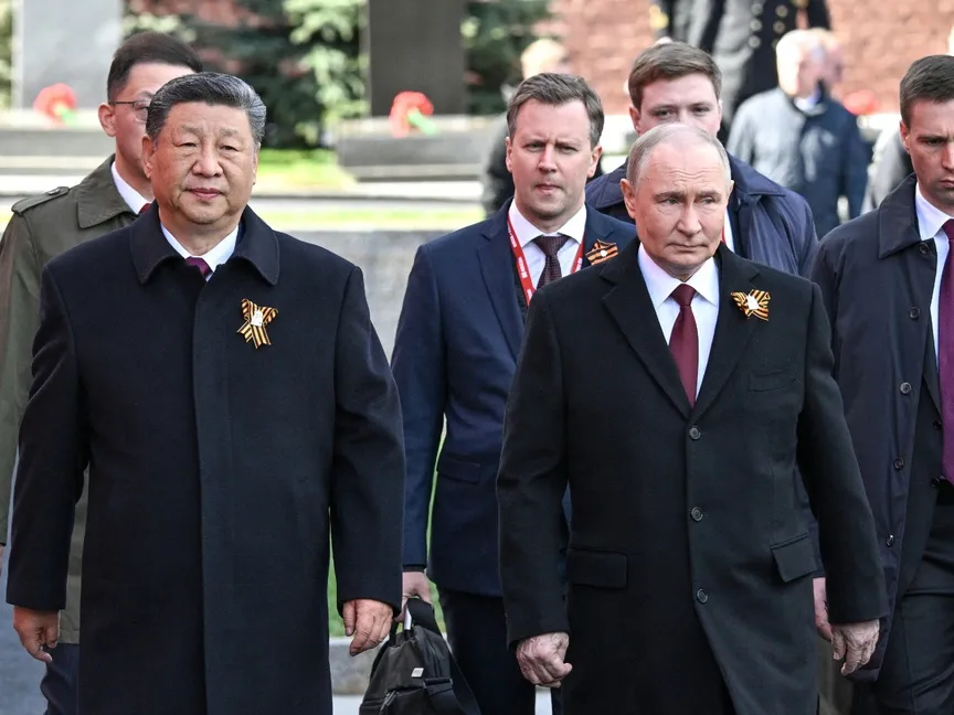 الرئيس الروسي فلاديمير بوتين ونظيره الصيني شي جين بينج يحضران عرضاً عسكرياً في الساحة الحمراء بوسط موسكو. 9 مايو 2025 - Reuters