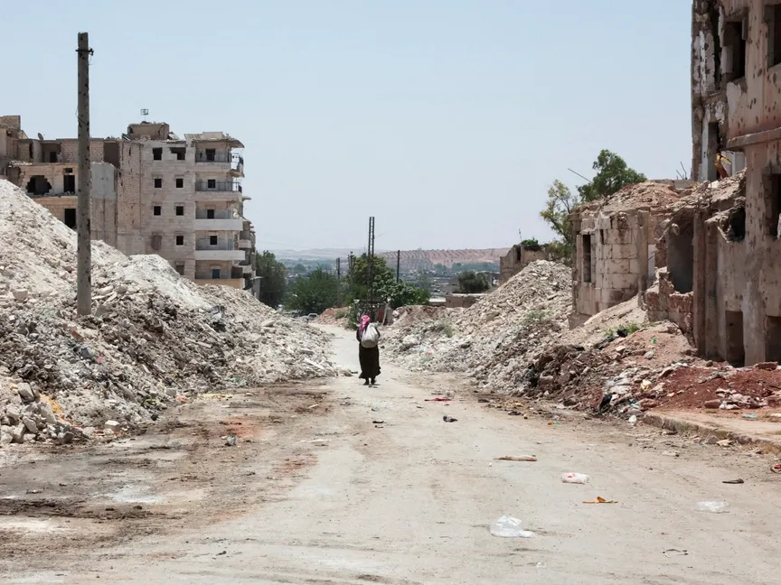 رجل يسير عبر الدمار بمدينة حلب في سوريا. 23 يونيو 2025 - REUTERS