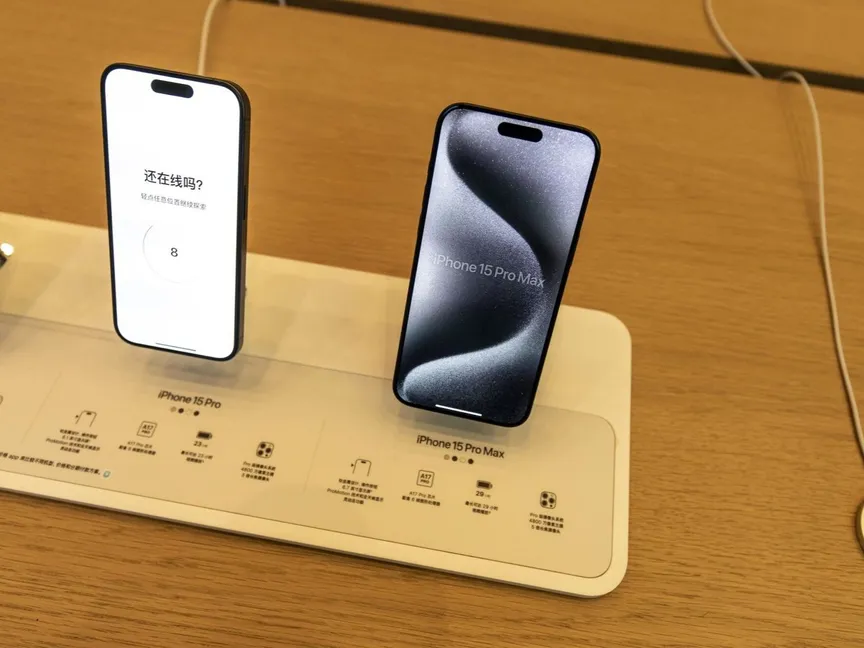 هواتف "آيفون 15" بأحد متاجر أبل في مدينة شنغهاي الصينية. 22 سبتمبر 2023 - Bloomberg