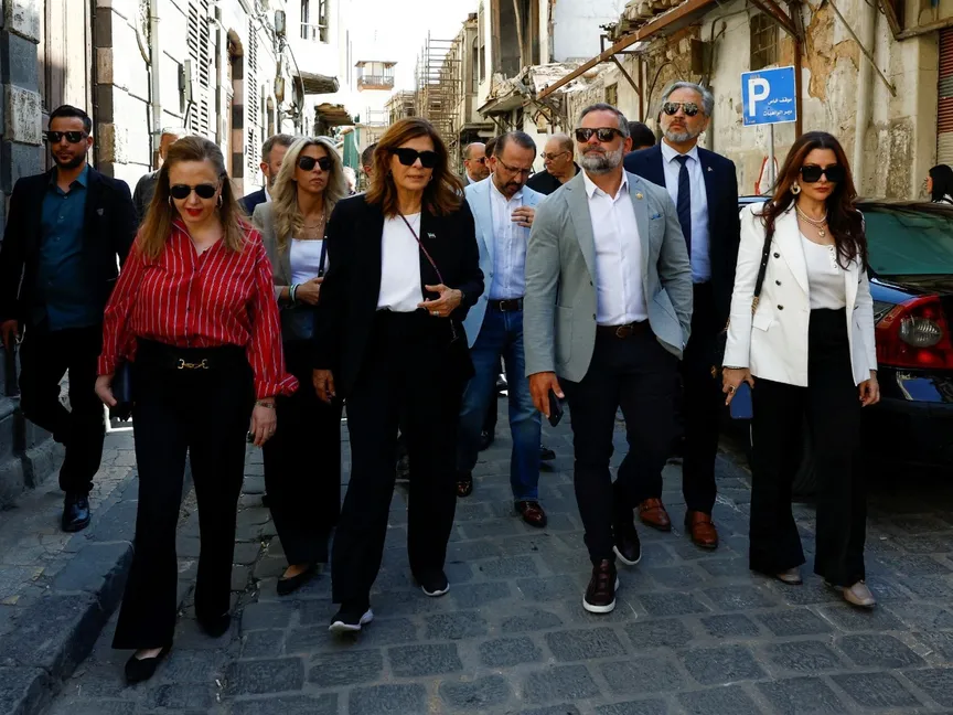 عضوا الكونجرس الأميركي كوري ميلز ومارلين ستوتزمان والوفد المرافق لهما خلال جولة في دمشق. 18 أبريل 2025 - REUTERS