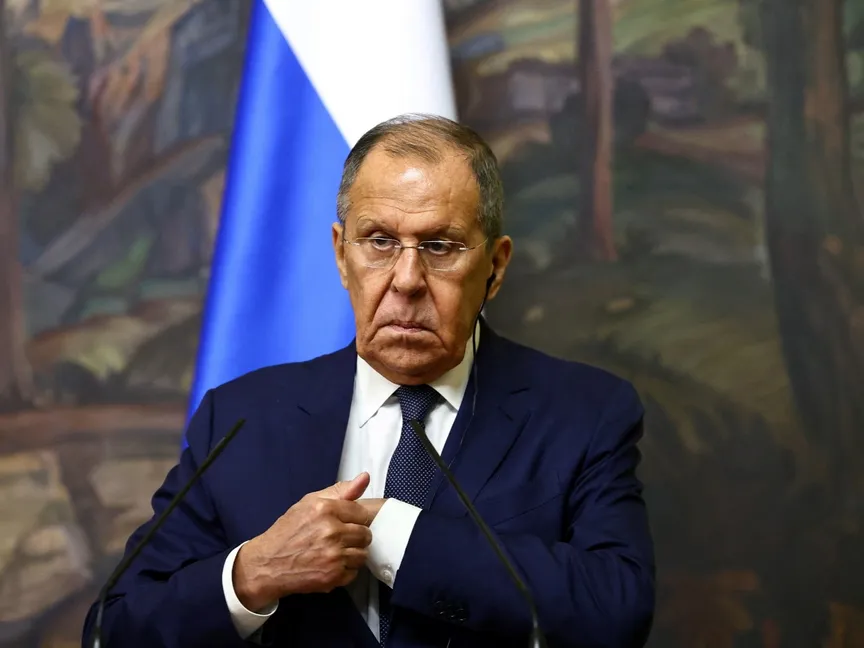 وزير الخارجية الروسي سيرجي لافروف يحضر مؤتمراً صحافياً مع وزير الخارجية اليمني شايع الزنداني بعد اجتماعهما في موسكو، روسيا. 27 أغسطس، 2024. - Reuters