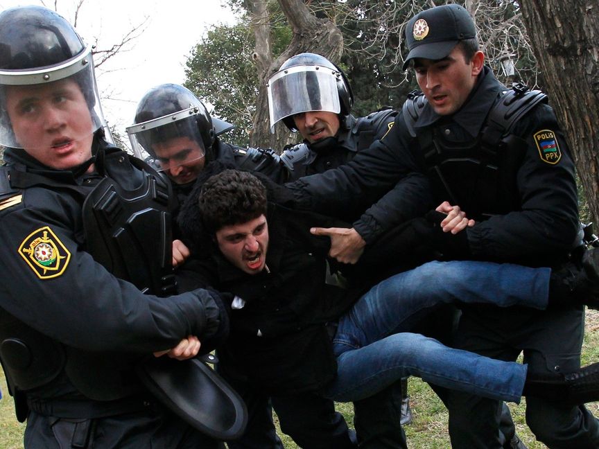 أذربيجان.. الشرطة تداهم منزل معارض وسط تحقيقات بشأن محاولة انقلاب