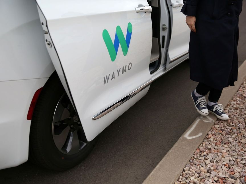 شركة Waymo توقف سيارة ذاتية القيادة وتبلغ الشرطة عن قاصرين معهما سلاح