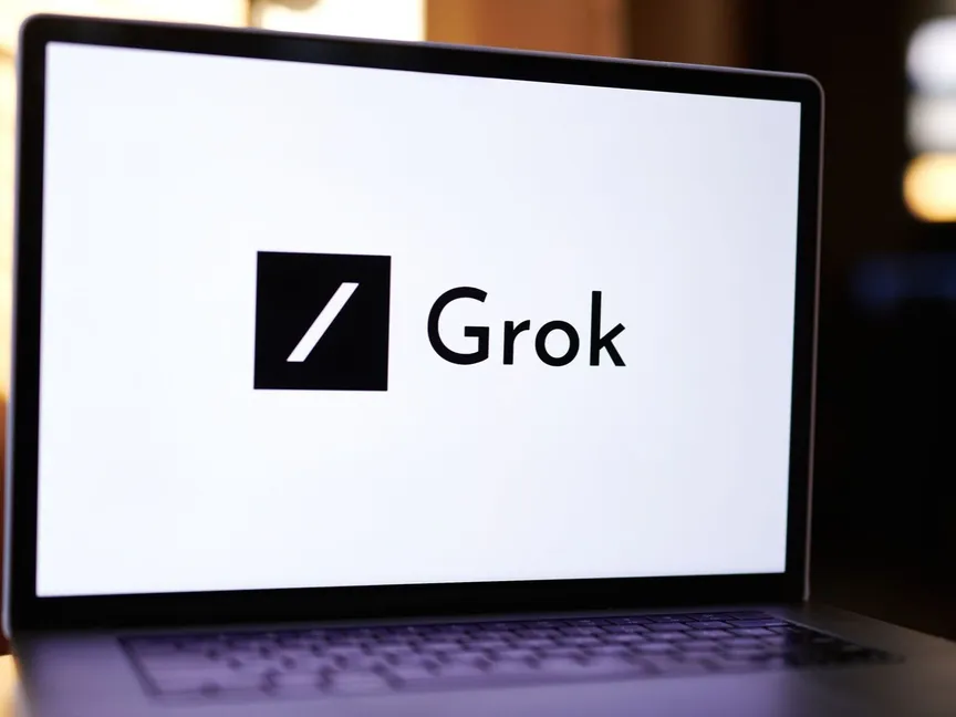 علامة منصة جروك الذكية تظهر على شاشة حاسوب شخصي. 8 نوفبمر 2023 - Bloomberg