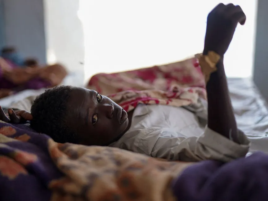 مريض سوداني بالكوليرا ينظر إلى المريض وهو مستلقٍ على سرير في عيادة مؤقتة تديرها الأمم المتحدة في طويلة شمال دارفور، السودان. 5 أغسطس 2025 - REUTERS