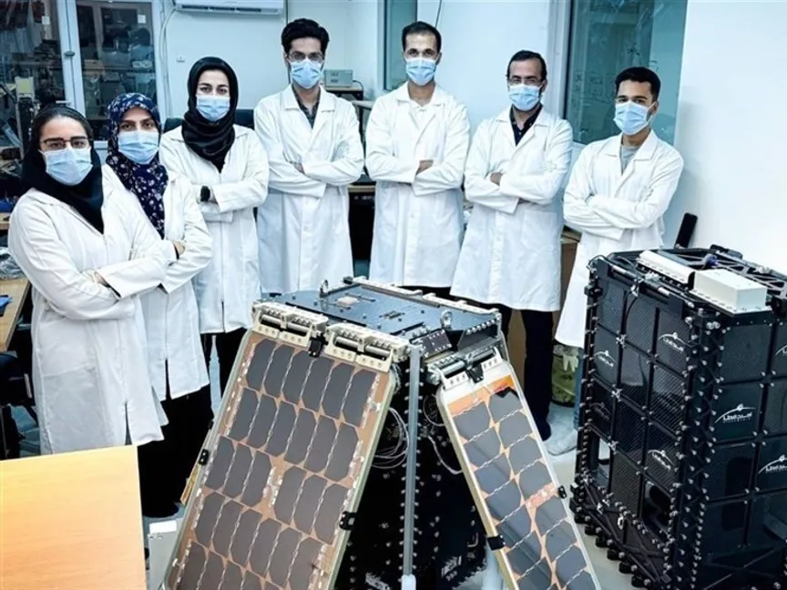 فريق من المهندسين الإيرانيين الذين عملوا على بناء القمرين الاصطناعيين المحليين "كوثر" وهدهد" - "إرنا"